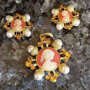 Craft firmado CAMEO MEDALLION and earrings